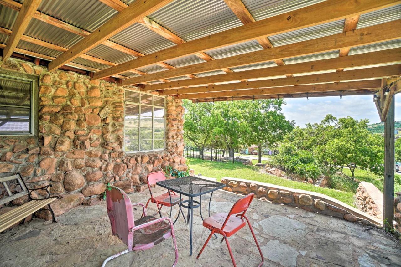 Enchanting Hilltop Cottage In Medicine Park! Buitenkant foto