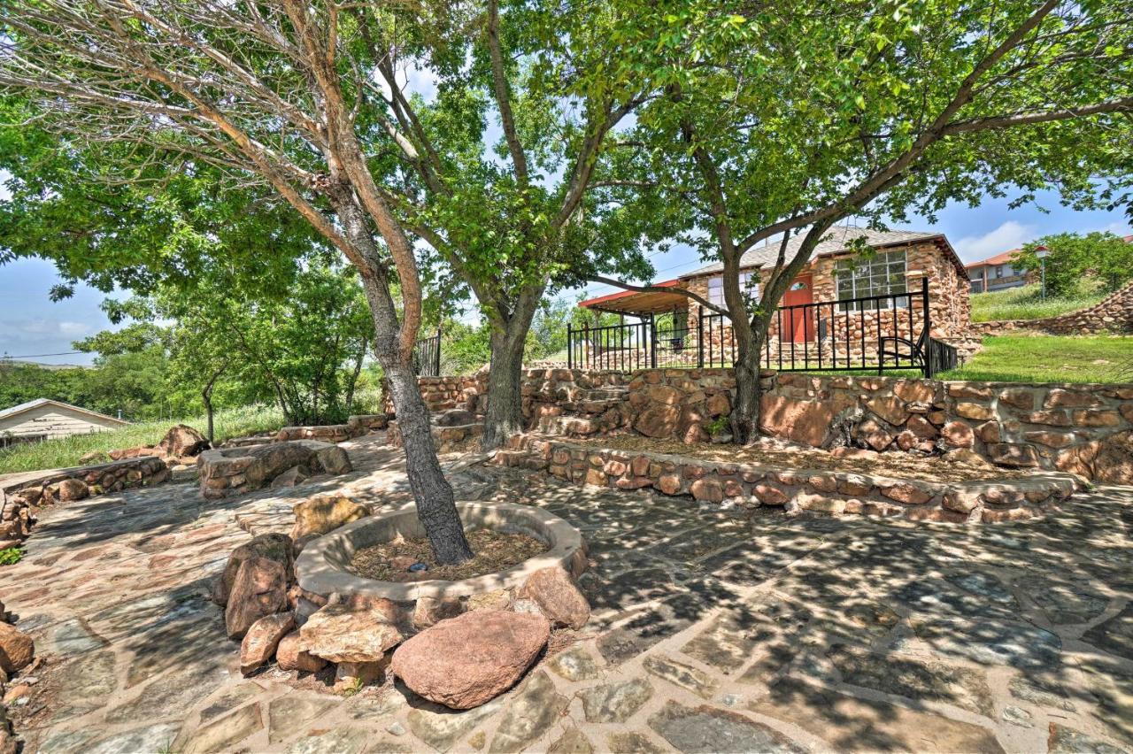 Enchanting Hilltop Cottage In Medicine Park! Buitenkant foto