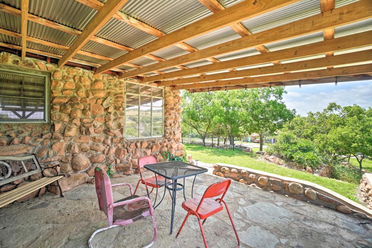 Enchanting Hilltop Cottage In Medicine Park! Buitenkant foto